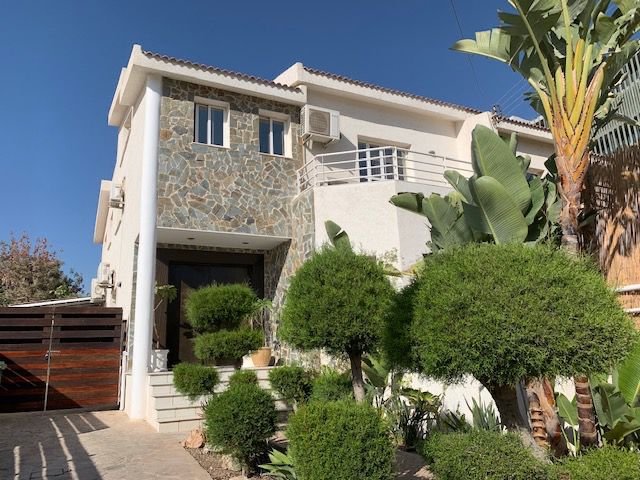 5-Bedrooms Semi-Detached House (Ref: 3571)