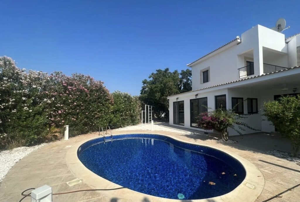 5 bedrooms villa (Ref: 3834)
