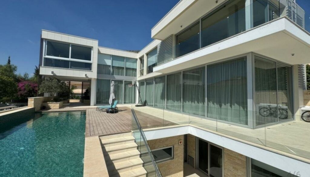 6-Bedrooms Villa (Ref: 1707)