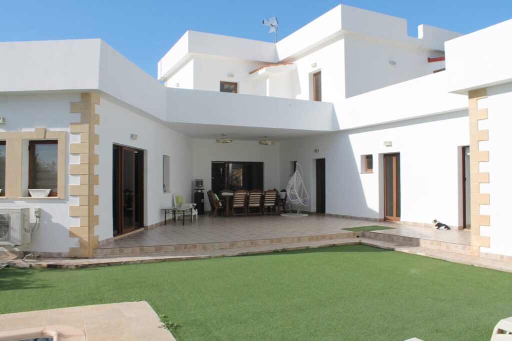 villa for sale 7 bedrooms (Ref: 2510)