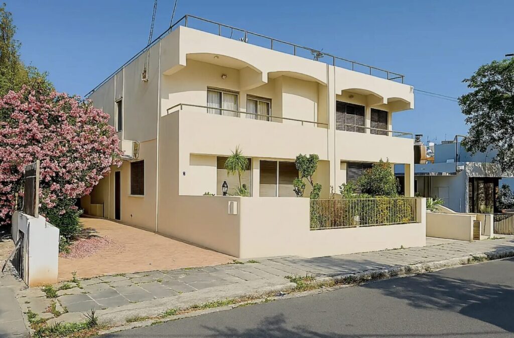 4 bedrooms maisonette + 2 apartment 3 bedrooms (Ref: 3868)