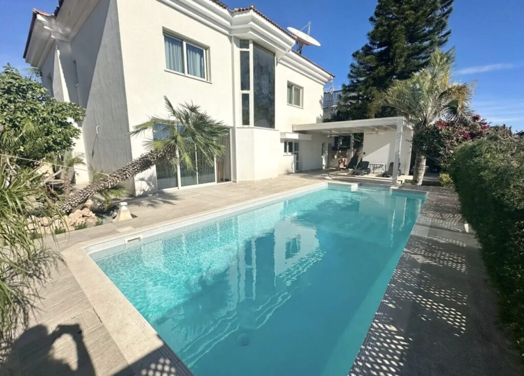 5 bedrooms villa (Ref: 4723)