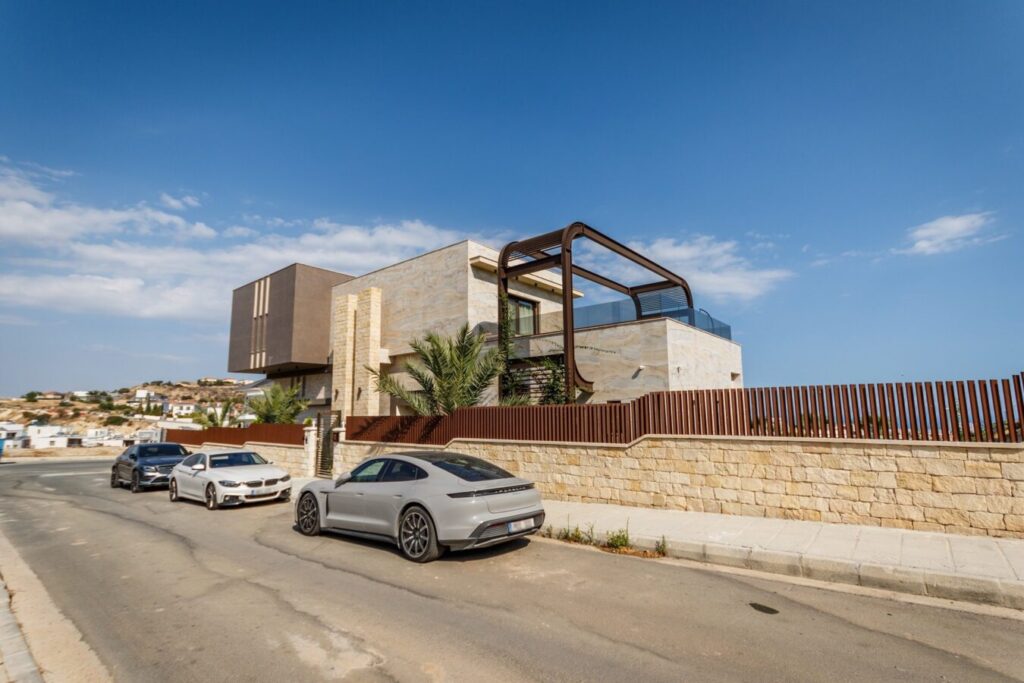 6 bedrooms villa (Ref: 4105)