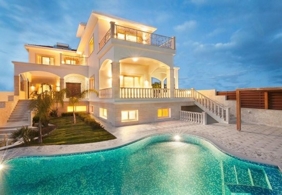 4 bedrooms villa (Ref: 4214)