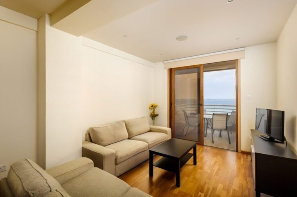 Beachfront 2-Bedroom Apartment (Ref: 1306)