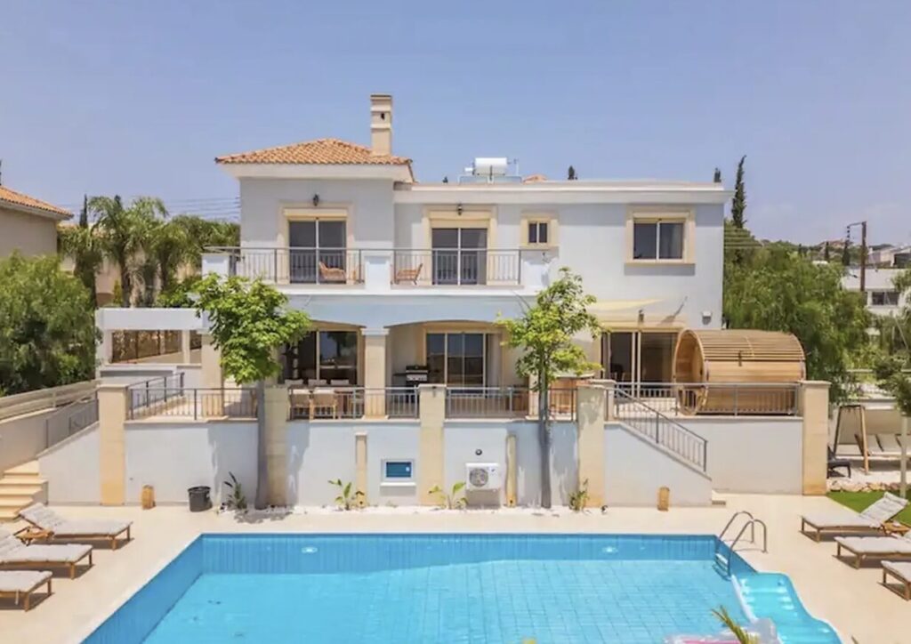 6 Bedrooms Villa (Ref: 2972)